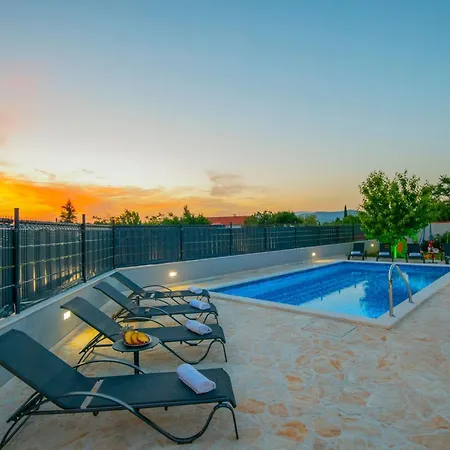 Mile Mit Beheiztem Pool- Grill Und Terrasse By Interhome Sestanovac
