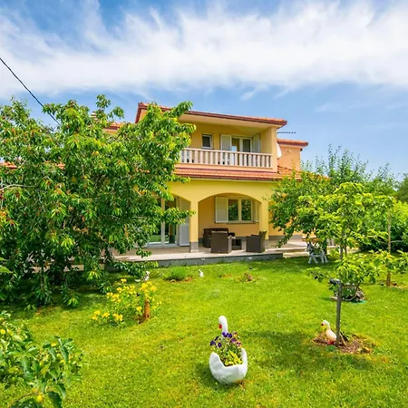 Mile Mit Beheiztem Pool- Grill Und Terrasse By Interhome *