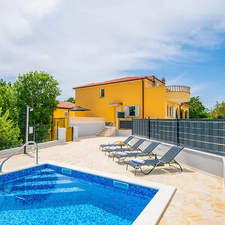 Mile Mit Beheiztem Pool- Grill Und Terrasse By Interhome Holiday home Sestanovac
