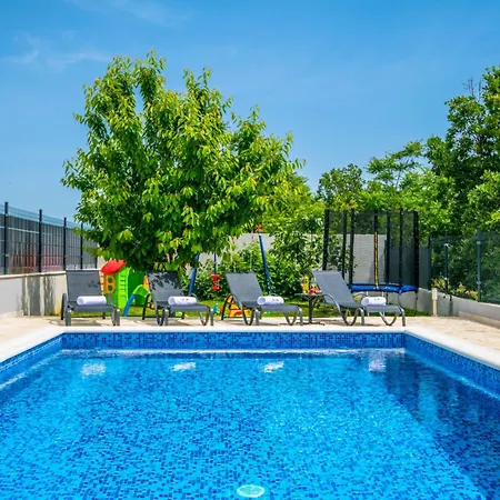 Mile Mit Beheiztem Pool- Grill Und Terrasse By Interhome *
