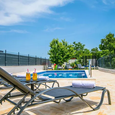 Mile Mit Beheiztem Pool- Grill Und Terrasse By Interhome