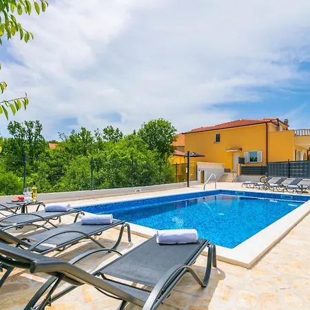 Holiday home Mile Mit Beheiztem Pool- Grill Und Terrasse By Interhome Sestanovac