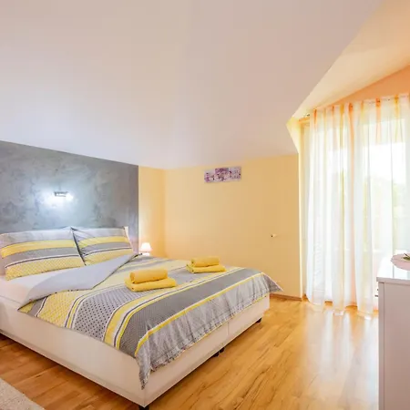 Holiday home Mile Mit Beheiztem Pool- Grill Und Terrasse By Interhome Sestanovac