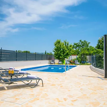 Holiday home Mile Mit Beheiztem Pool- Grill Und Terrasse By Interhome Sestanovac