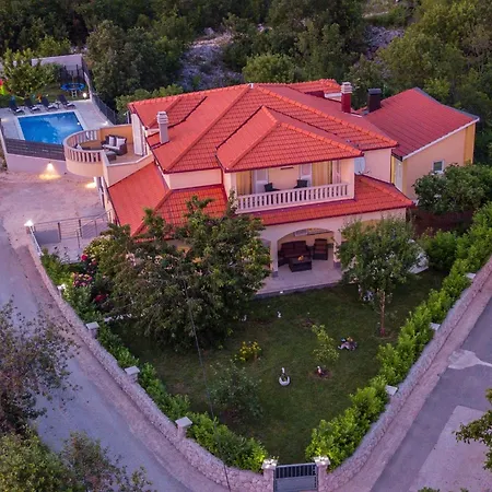 Mile Mit Beheiztem Pool- Grill Und Terrasse By Interhome
