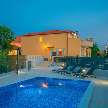 Holiday home Mile Mit Beheiztem Pool- Grill Und Terrasse By Interhome