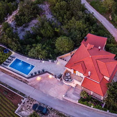 Mile Mit Beheiztem Pool- Grill Und Terrasse By Interhome