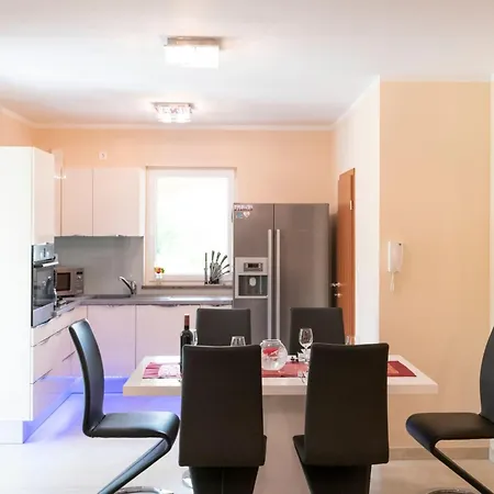 Holiday home Mile Mit Beheiztem Pool- Grill Und Terrasse By Interhome