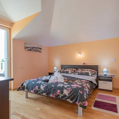 Mile Mit Beheiztem Pool- Grill Und Terrasse By Interhome Holiday home Sestanovac